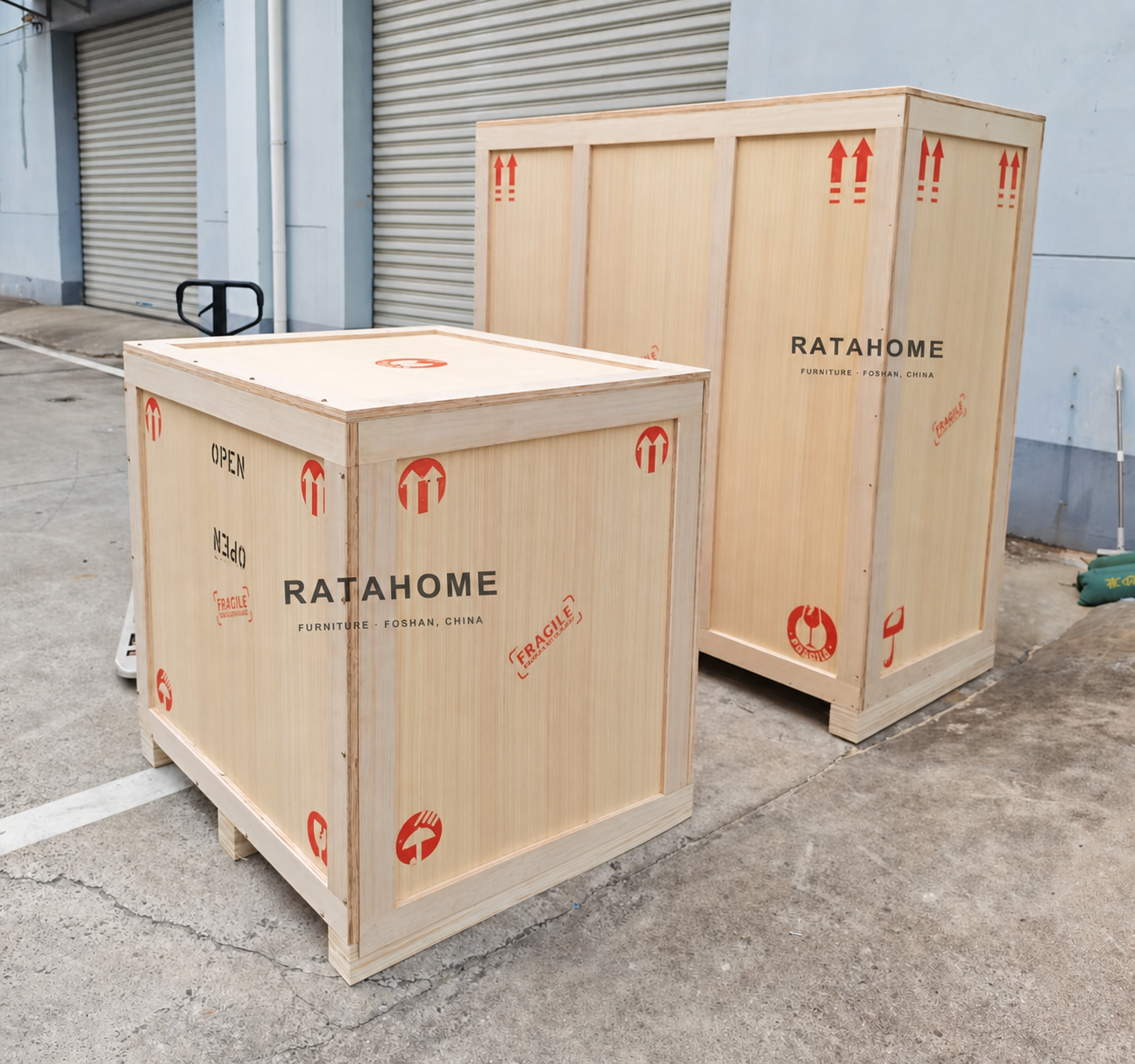 Ratahome-branded export crates outside the Foshan workshop