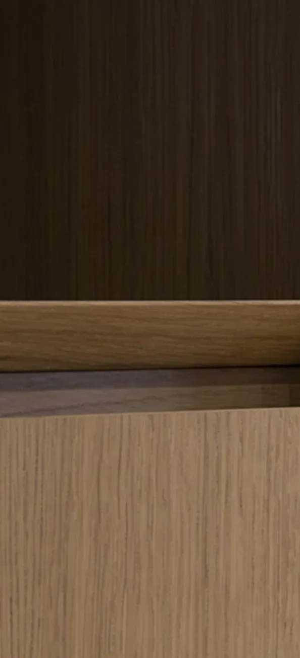 Bevelled veneer door edge