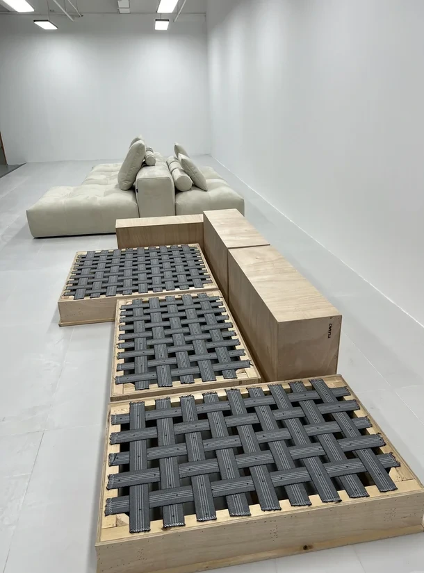Modular sofa base with woven support webbing