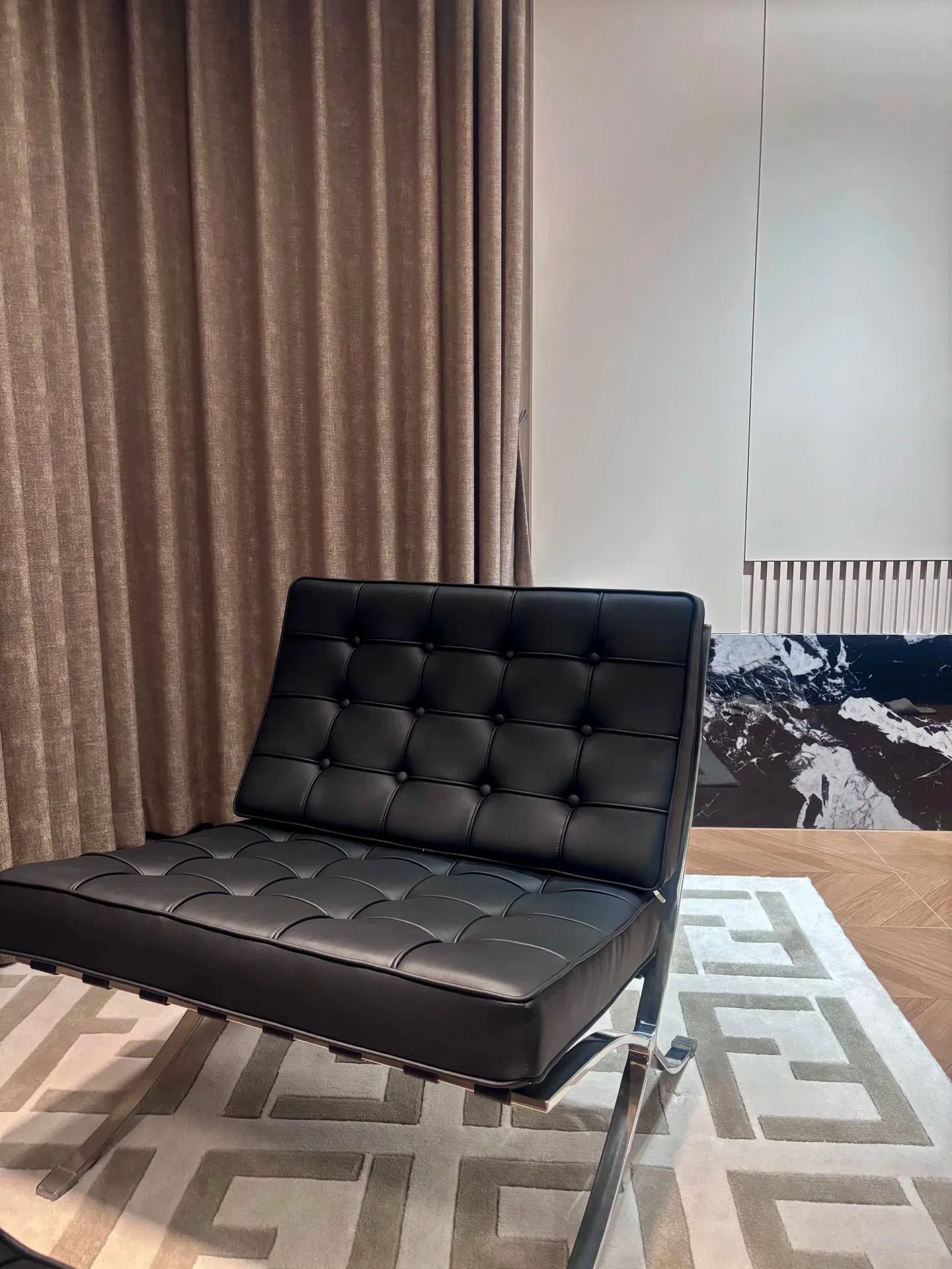 Black leather modern lounge chair