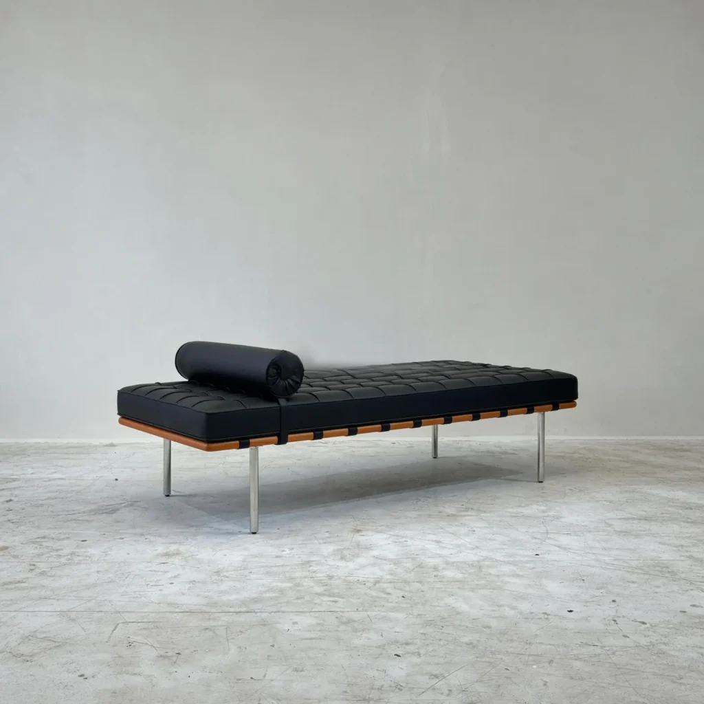 Art Leather M Bench in leather — front view