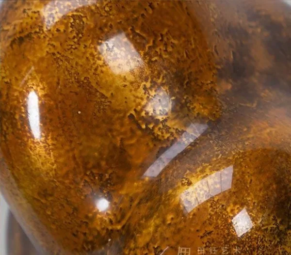Amber Lacquer Lobed Sculpture, 27 x 40 x 27 cm in rust — detail
