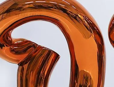 Amber Glass Loop Sculpture on Black Base, 30 x 43.5 cm in rust — detail