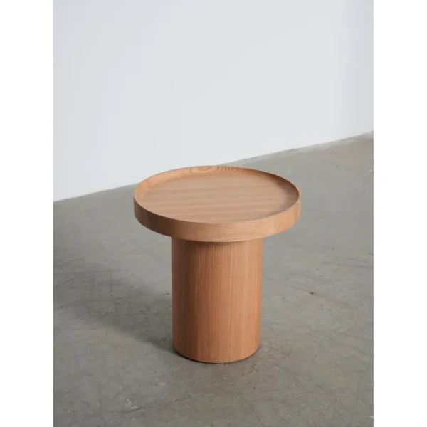 Red Oak Pedestal Side Table with Tray Top, 45 cm in natural oak — in a room setting