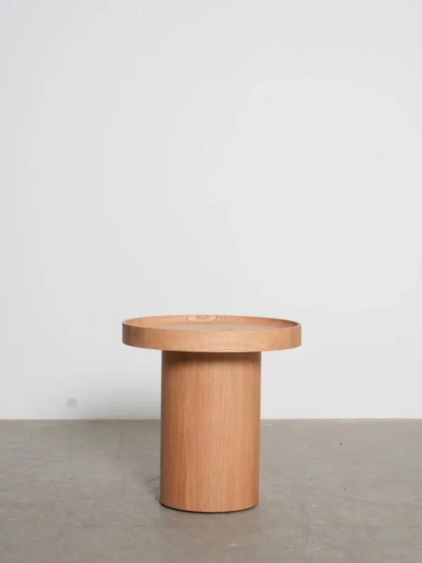 Red Oak Pedestal Side Table with Tray Top, 45 cm in natural oak — in a room setting