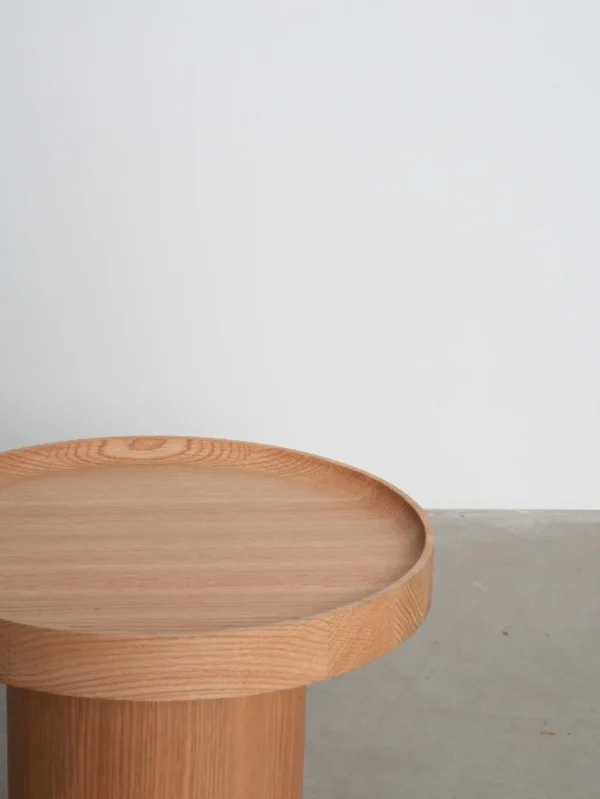 Red Oak Pedestal Side Table with Tray Top, 45 cm in natural oak — detail