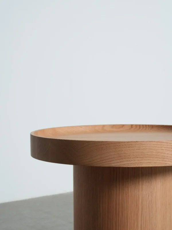 Red Oak Pedestal Side Table with Tray Top, 45 cm in natural oak — detail