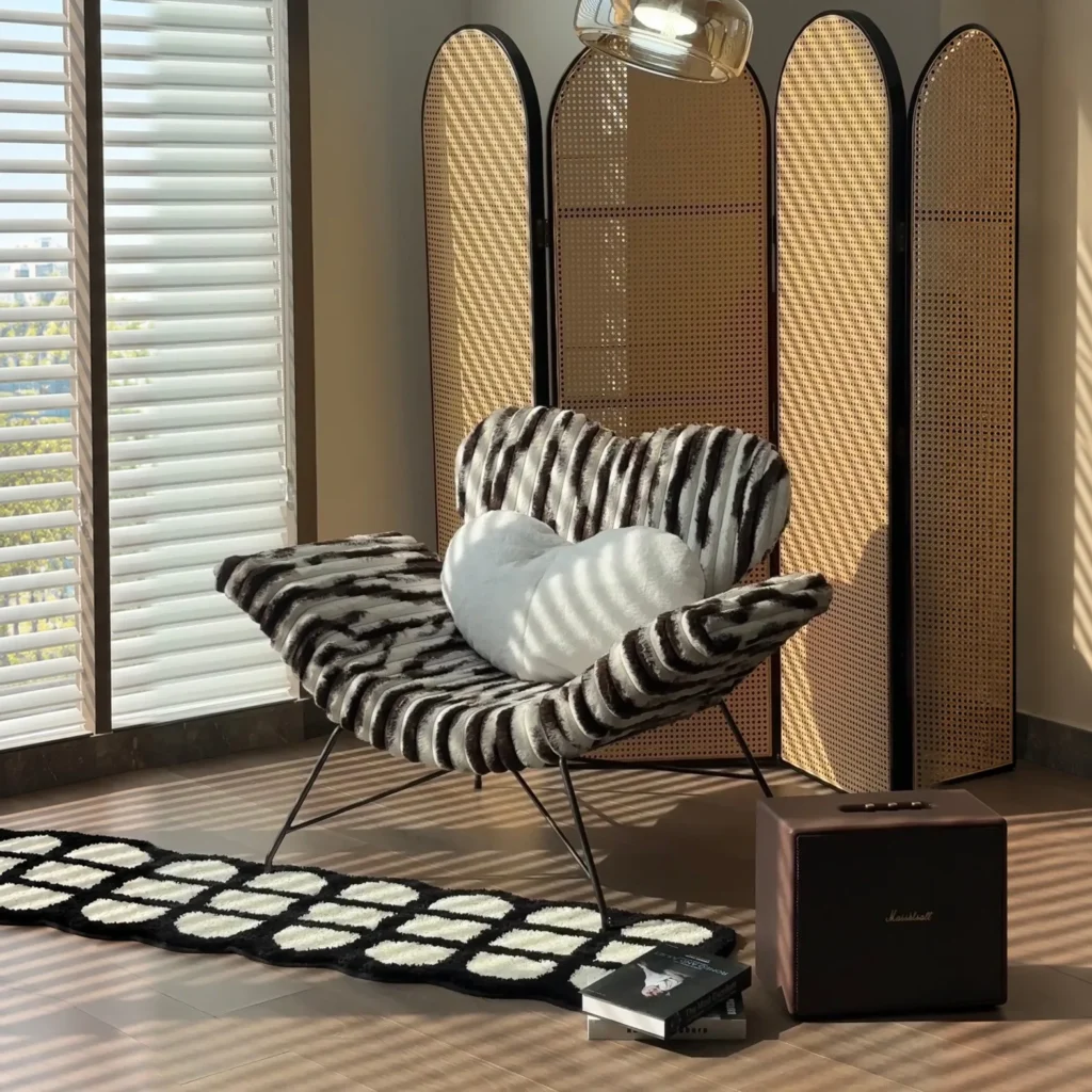 Cupid Heart-Back Lounge Chair in Black and White, 108 cm — front view