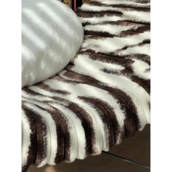 Cupid Heart-Back Lounge Chair in Black and White, 108 cm — in a room setting