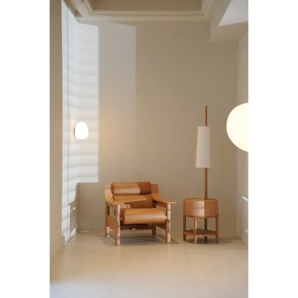 Giraffe Walnut Floor Lamp with Side Table, 180 cm in walnut — in a room setting