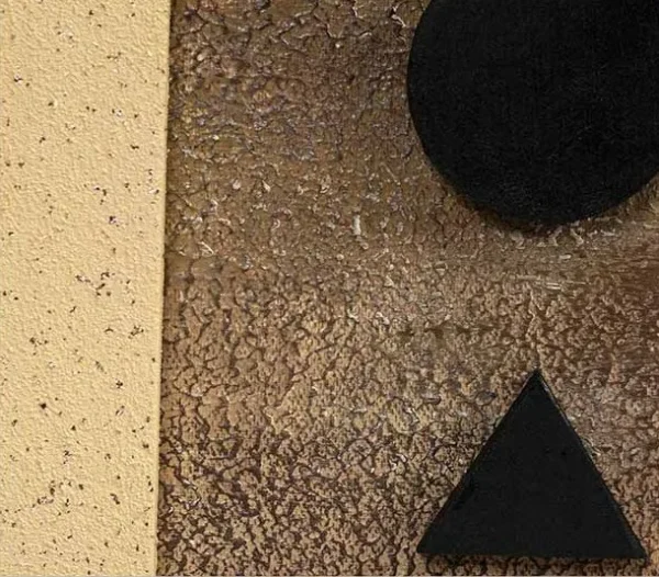 Small Sand Panel with Black Circle and Triangle, 35 x 35 cm in sand — detail