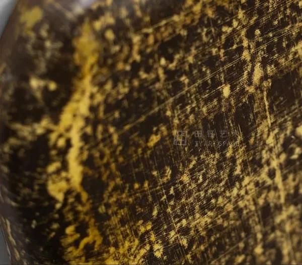 Small Gold and Black Plaid Glazed Slab, 50 x 50 cm in brushed brass — detail