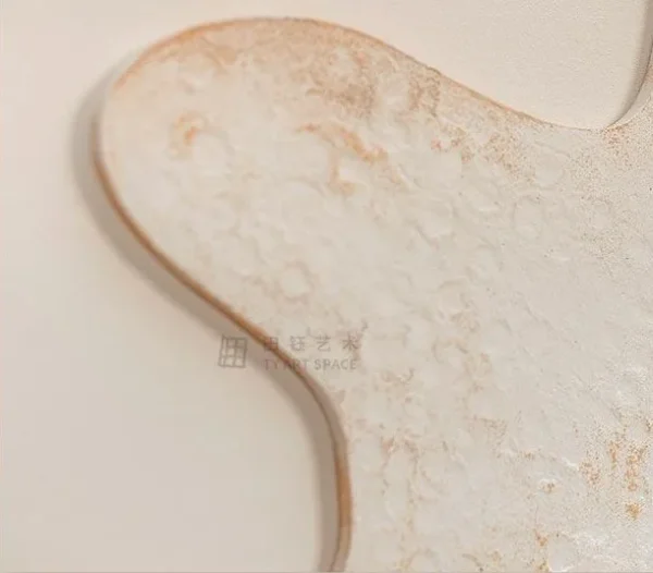 Cream Ginkgo Leaf Relief with Gold Line, 80 x 110 cm in oatmeal — detail