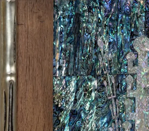 Mother of Pearl Bird in Wood and Gold Frame, 60 x 60 cm — detail