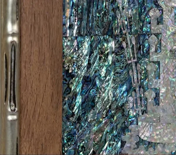 Mother of Pearl Bird in Wood and Gold Frame, 60 x 60 cm — detail