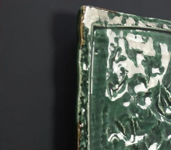 Green Tile in Marbled Wood Frame with Picture Light, 80 x — detail