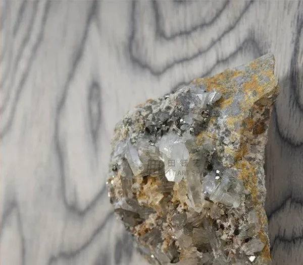 Small Stone on Marbled Wood in Ribbed Silver Frame, 60 x 60 — detail