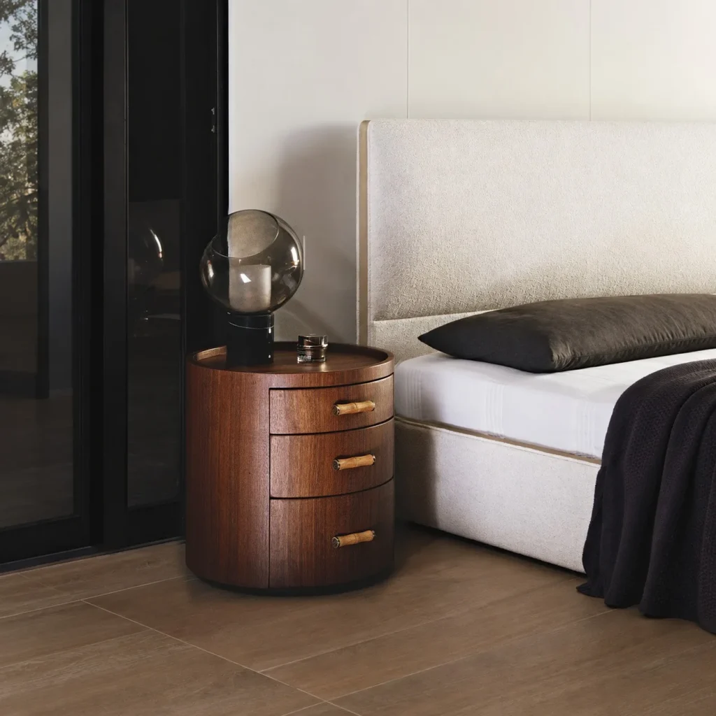 Rond Round in walnut — front view