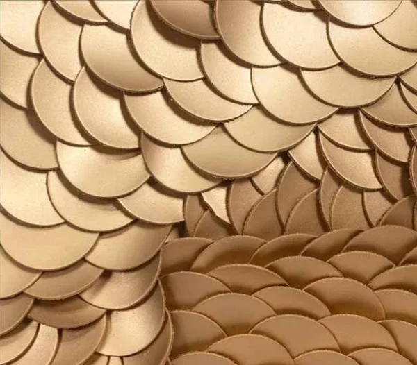 Round Gold Feather Relief Disc, 130 cm in brushed brass — detail