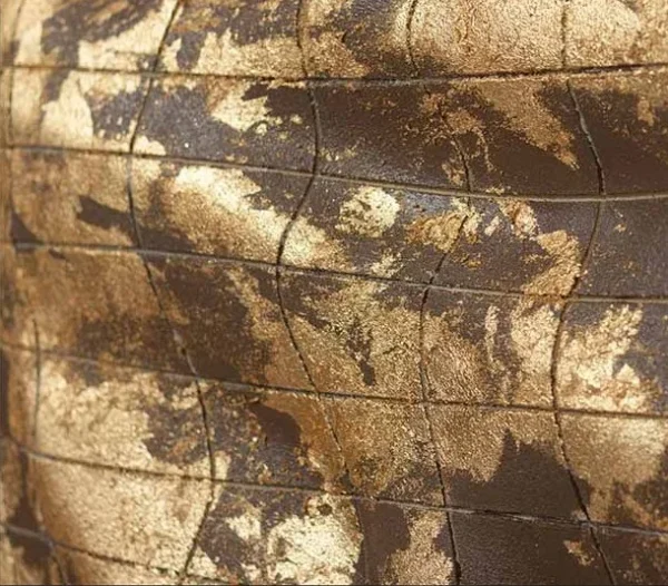 Round Gold and Charcoal Crackle Disc Relief, 90 cm in brushed brass — detail