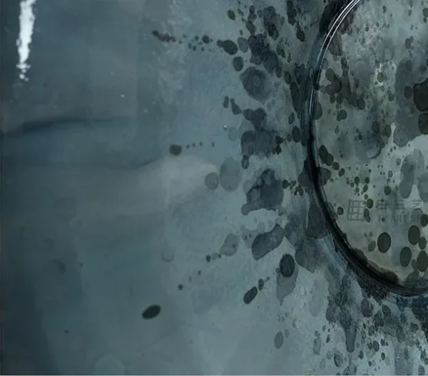 Round Blue Glazed Disc with Ink Splash Centre, 100 cm in blue — detail