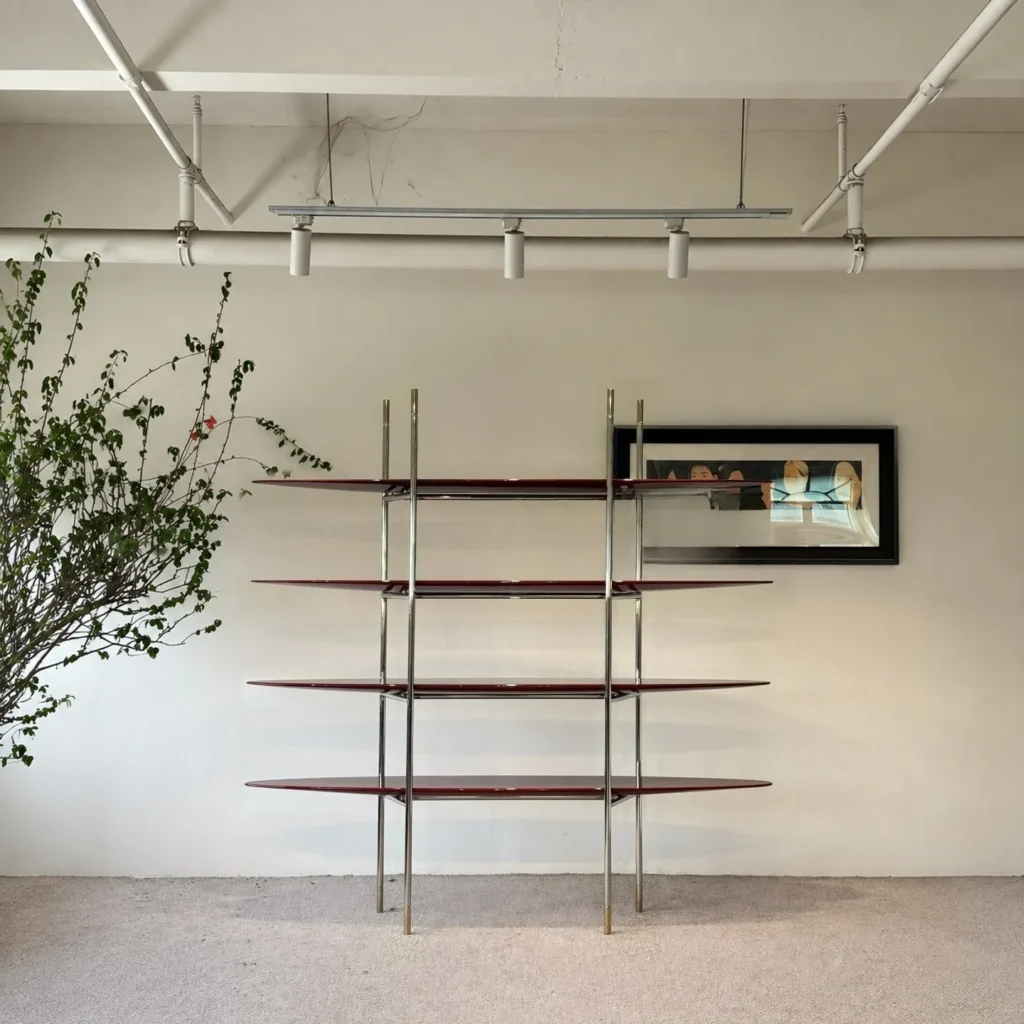 Sailboat Bookshelf with Curved Lacquered Shelves and Brass in clay — front view