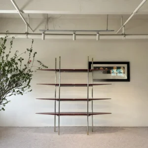 Sailboat Bookshelf with Curved Lacquered Shelves and Brass in clay — front view