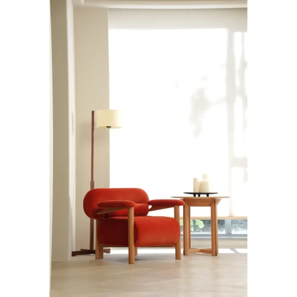 Smile Oak Lounge Chair with Curved Back and Side Tray in natural oak — in a room setting