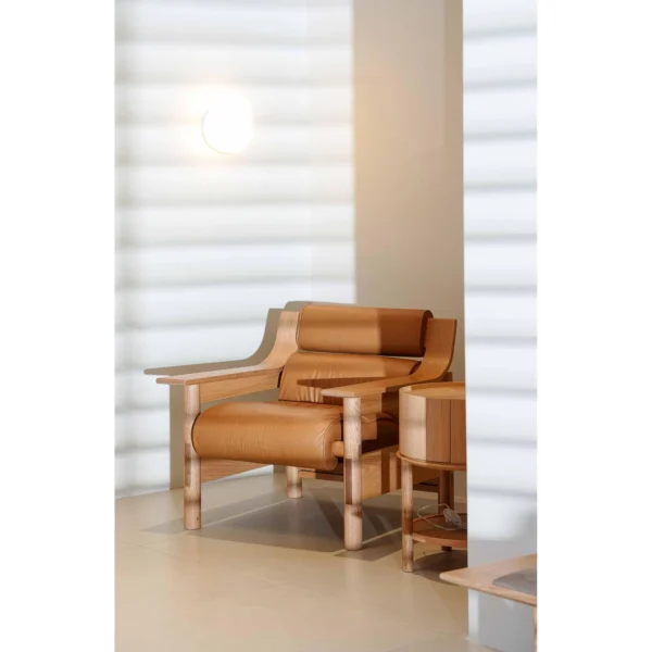 Xiaoyao Oak Lounge Chair in Chestnut Leather, 82 cm — in a room setting