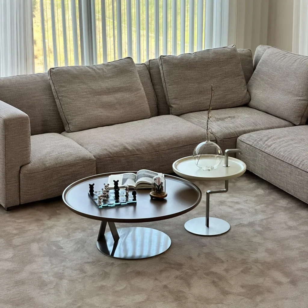 Yuanman Round Coffee Table Set with Tray Tops in black — front view