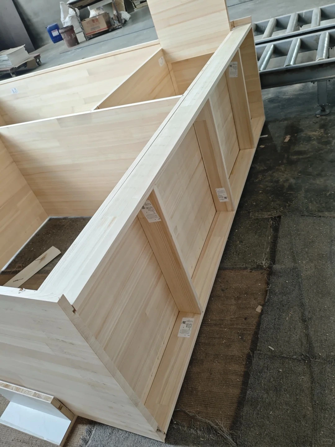 Solid-wood cabinet carcass assembled with concealed joinery