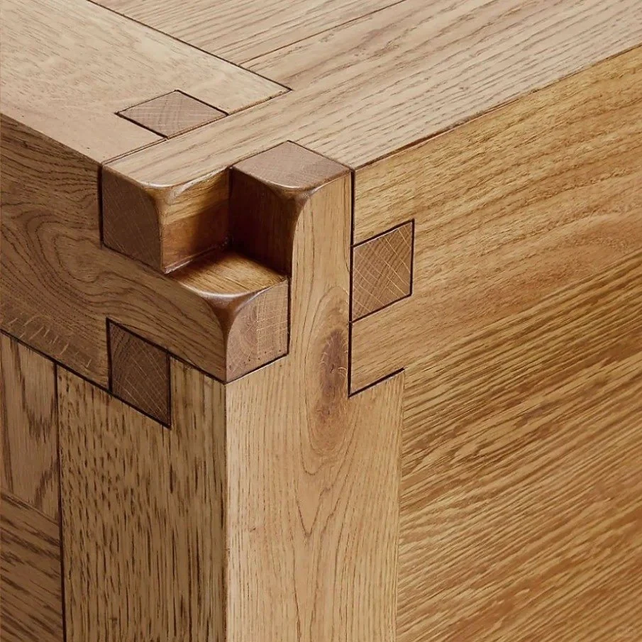 Exposed wood corner joint