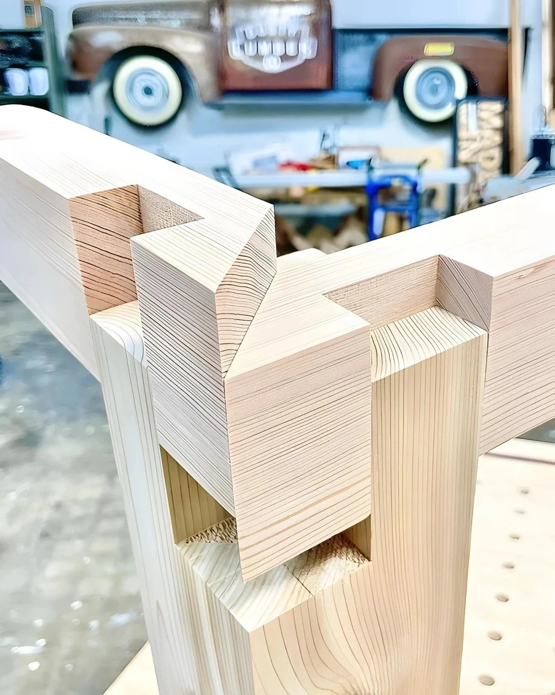 Interlocking table joint in solid wood