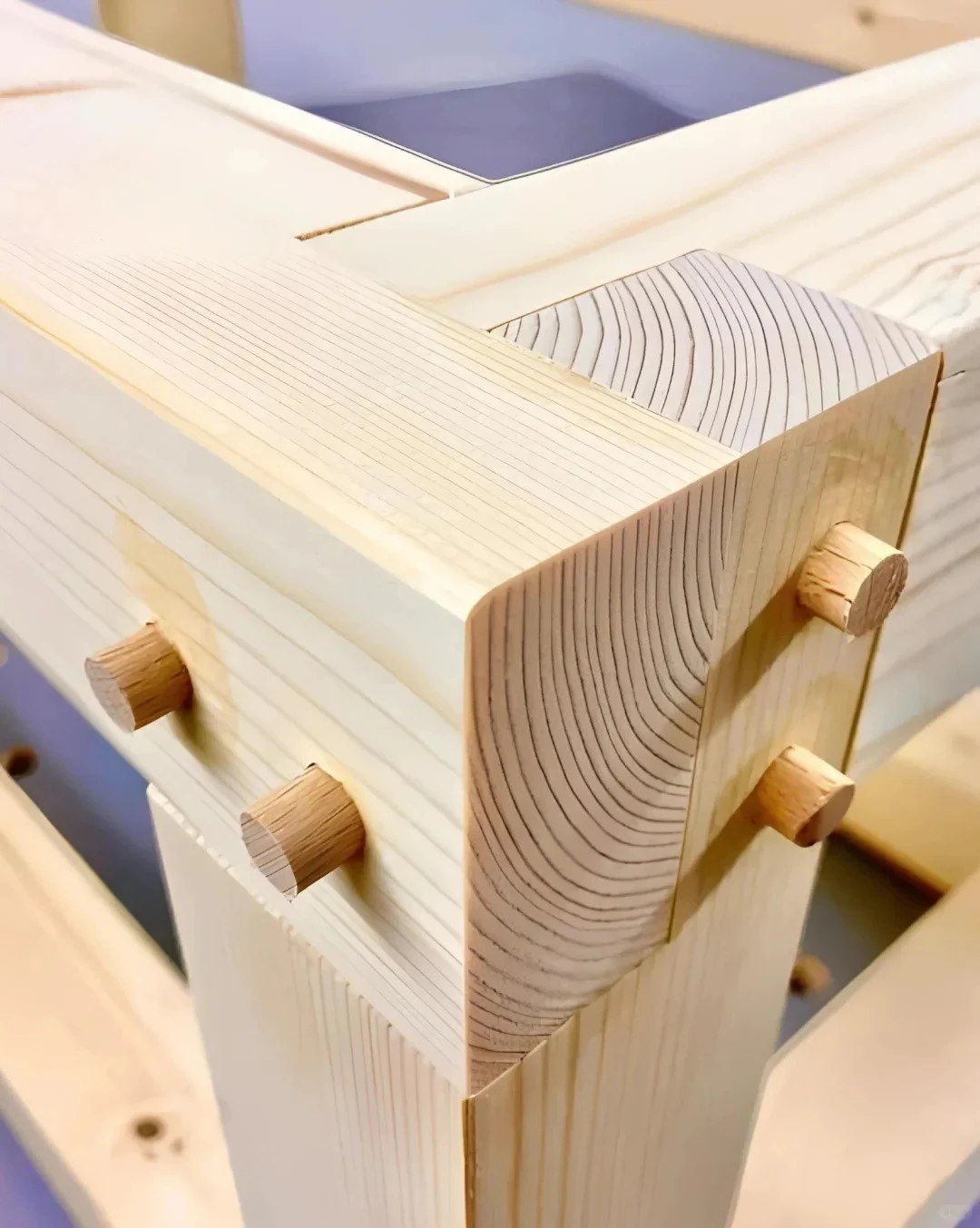 Pegged corner connection
