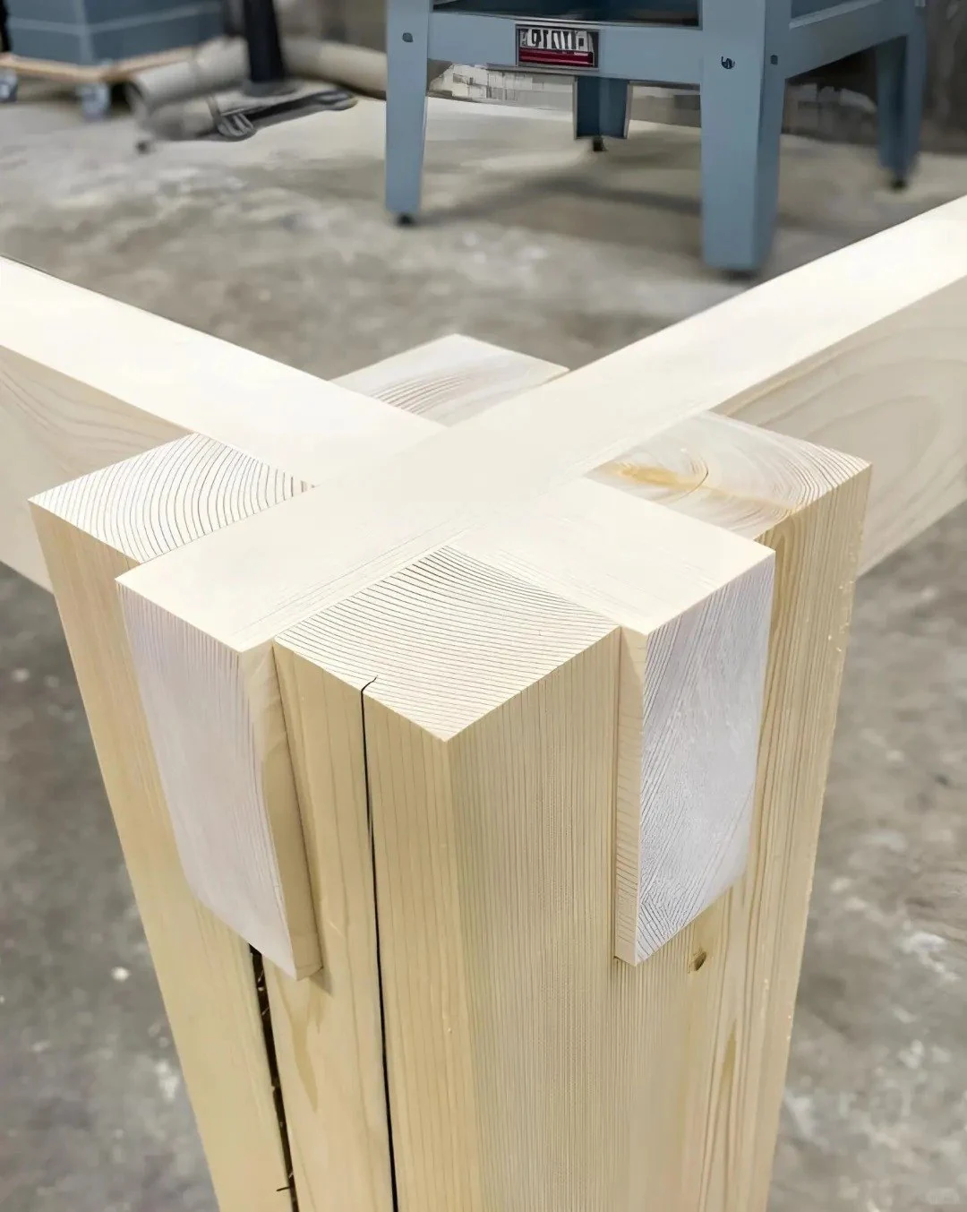 Machined crossed joint in a furniture frame