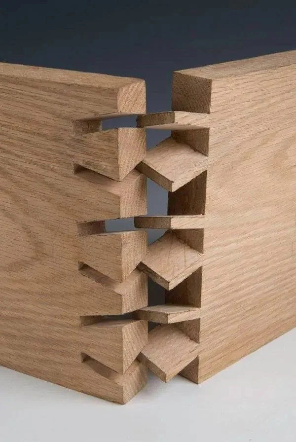 Layered interlocking table connection