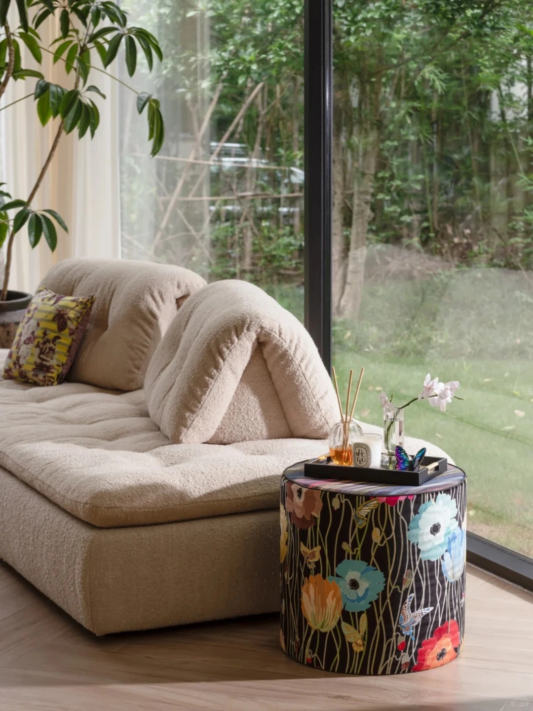 2. Soft lounge seating: check cushion volume, cover looseness and recovery after use.