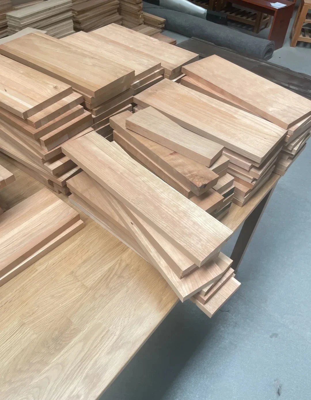 Solid wood slab with an early end crack