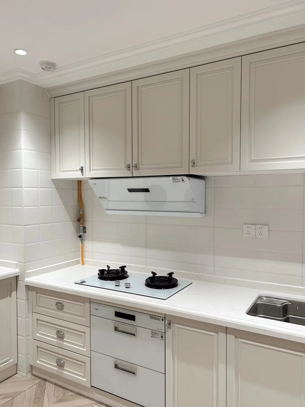 Cabinet systems need metal profiles and hardware to work as one engineered assembly.