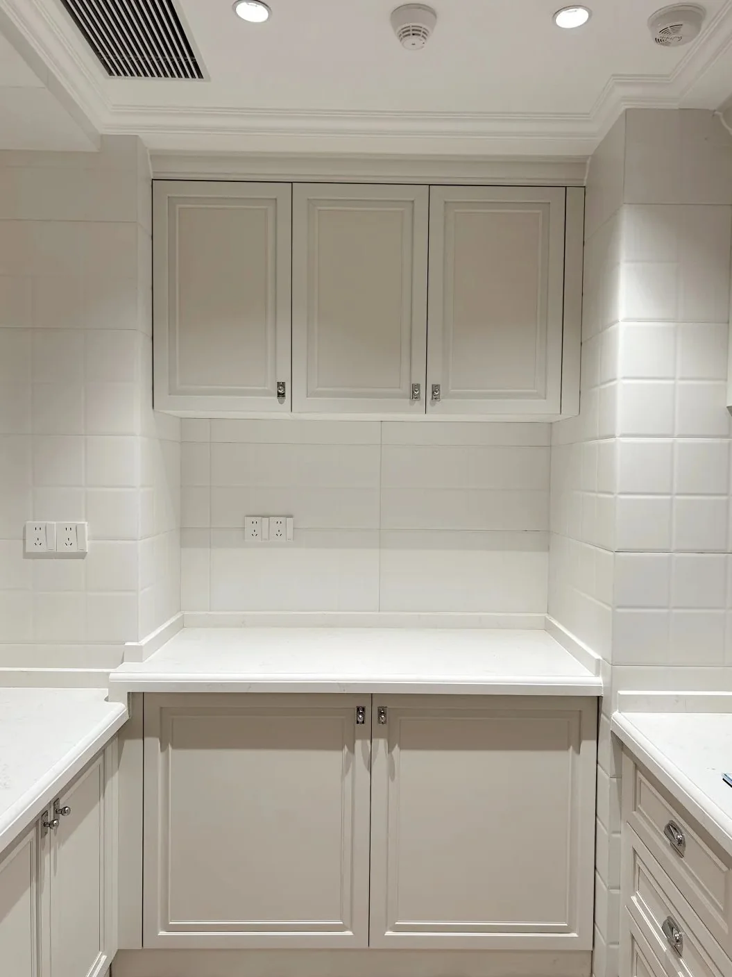 Repeated cabinet fronts should be checked for even gaps, straight profiles and consistent surface color.