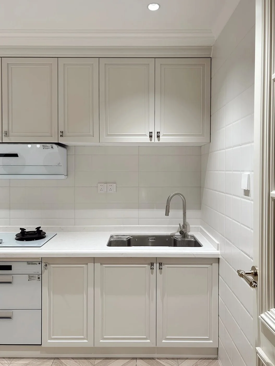 Light neutral cabinet systems can use metal mainly for structure and hardware, letting the finish stay visually quiet.