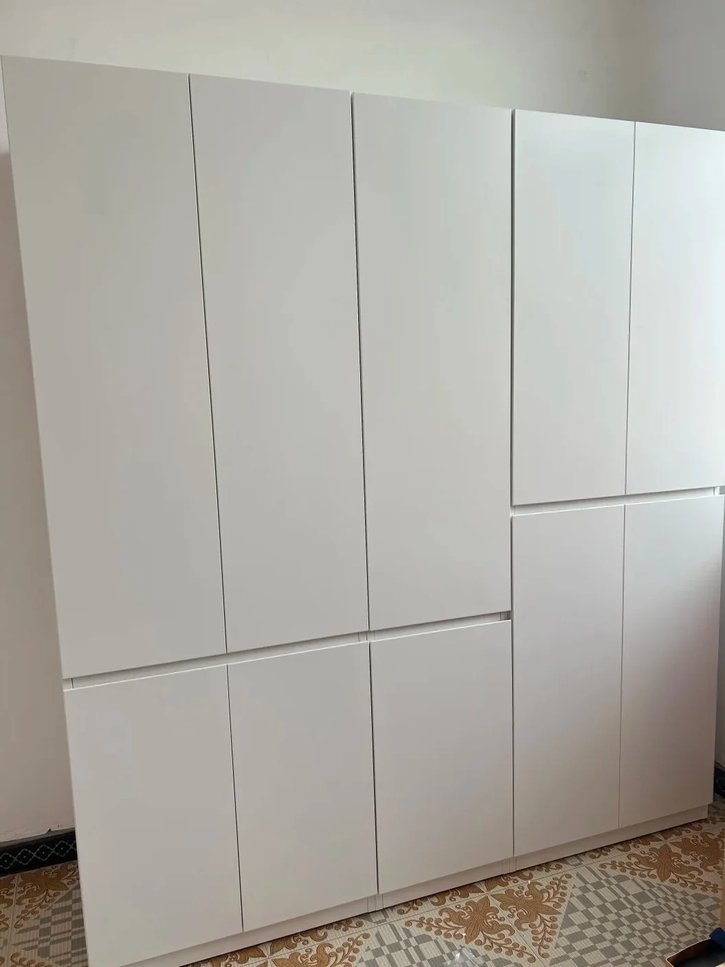 The final result should be evaluated as a complete furniture system: structure, finish, hardware and surrounding materials.