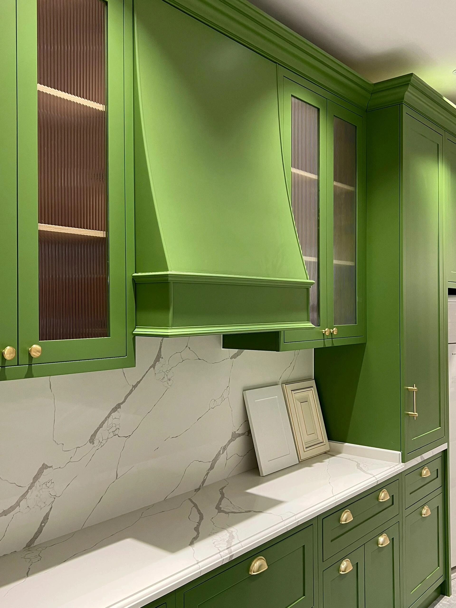 Factory staging makes it easier to compare cabinet modules, finishes and visible alignment before release.