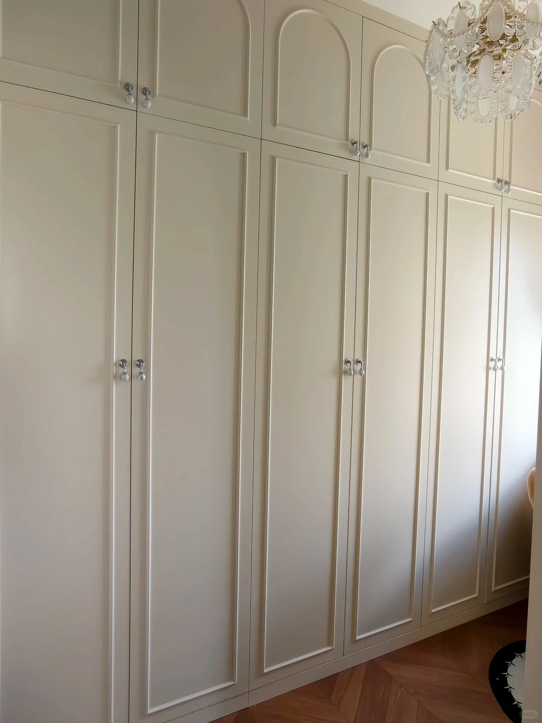 Inspect hinge mounting, fixing screws and adjustment range before the cabinet is released.