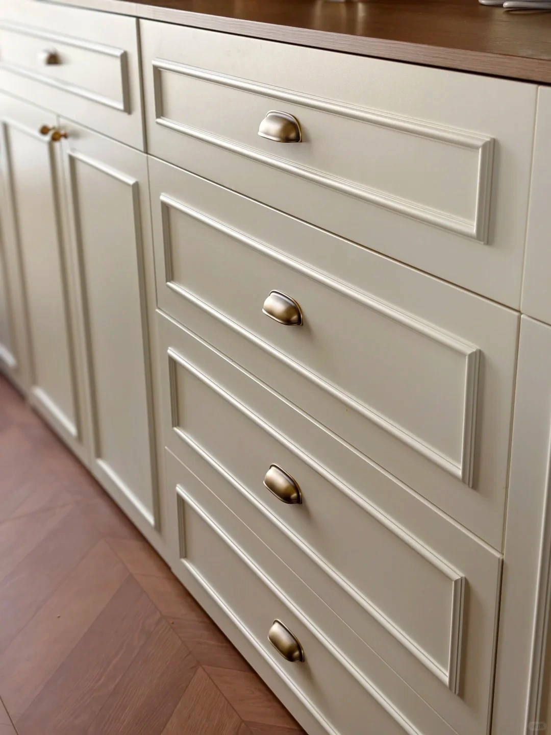 Drawer runners and moving fittings should operate smoothly without binding or excessive play.