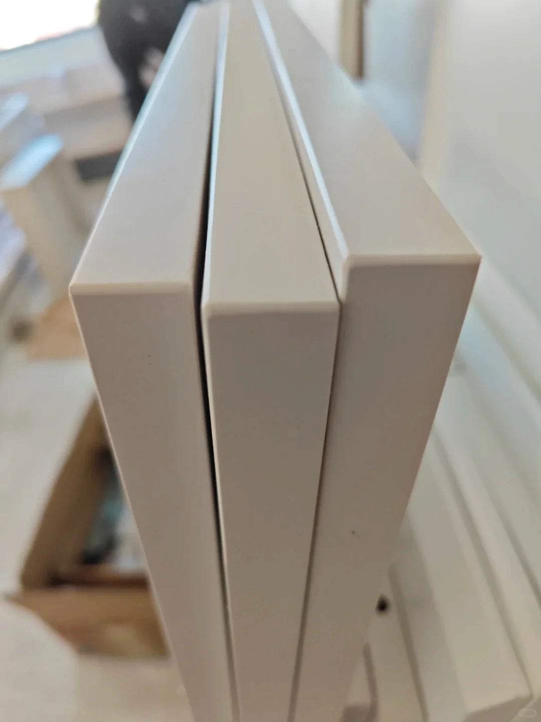 Edge banding should be bonded continuously, with no open seams, lifting or exposed substrate.