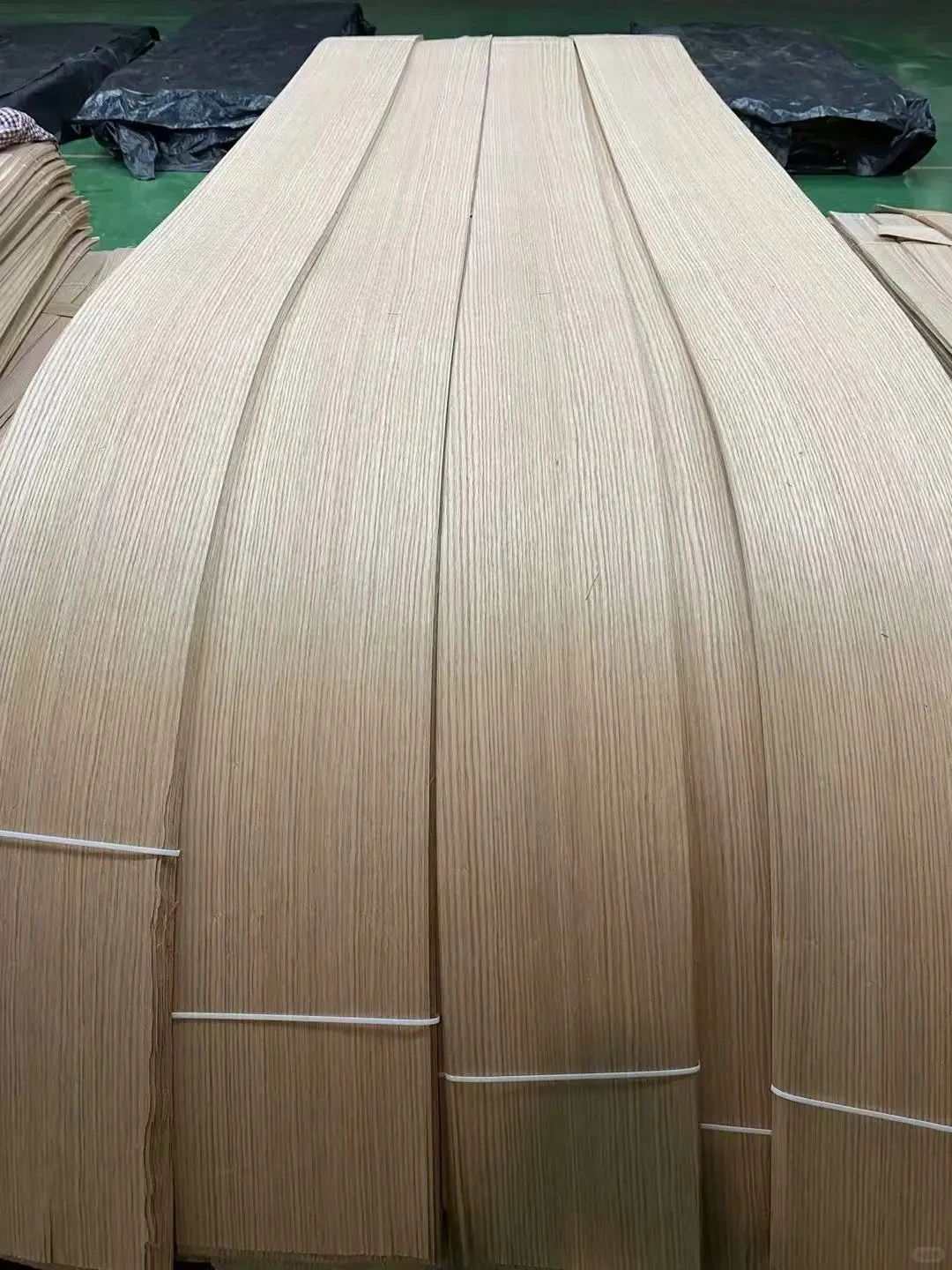 Natural red oak veneer sheet