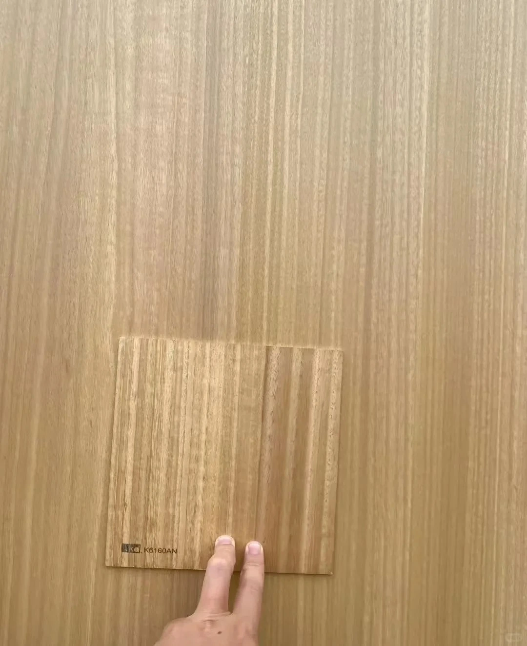 Light natural-looking veneer panel