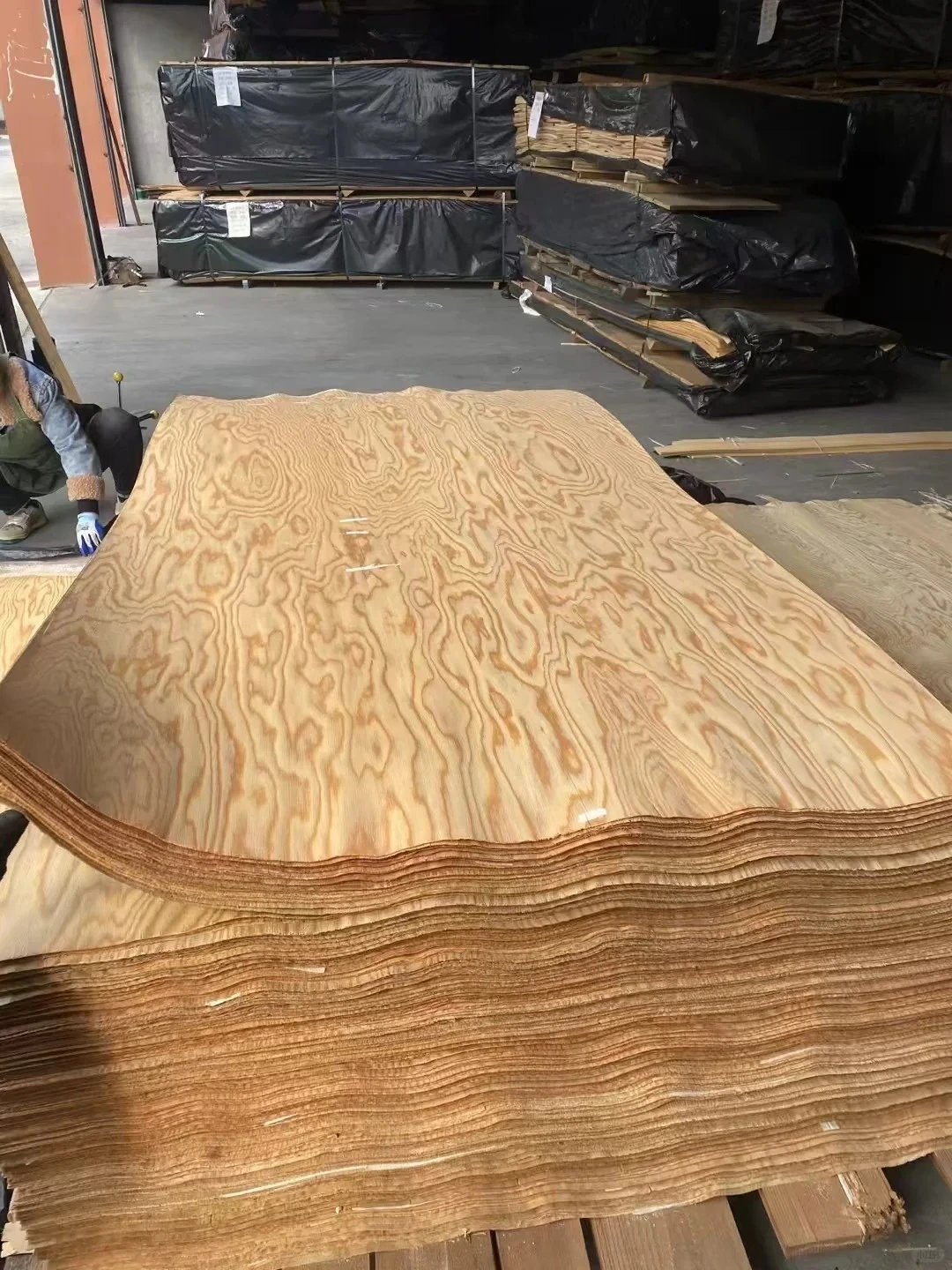Rotary peeled wood veneer