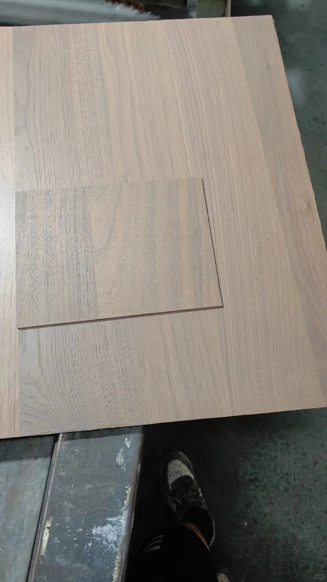 Veneered panel surface with aligned grain